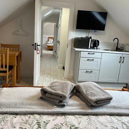 V93c9r0 Stone View Wonderful Spacious Two Bed Attic Private Entrance Private Bathroom With Kitchenette Apartment *