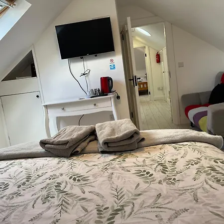 V93c9r0 Stone View Wonderful Spacious Two Bed Attic Private Entrance Private Bathroom With Kitchenette Apartamento