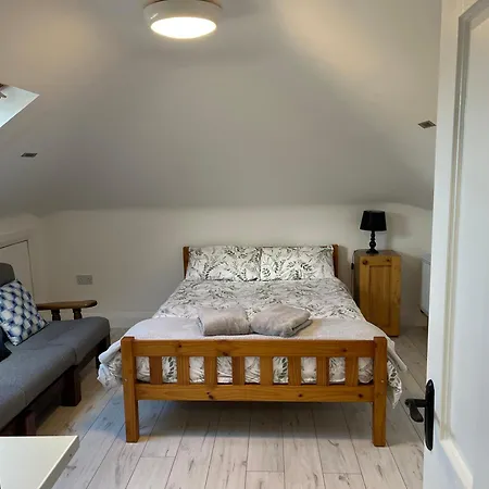 V93c9r0 Stone View Wonderful Spacious Two Bed Attic Private Entrance Private Bathroom With Kitchenette Апартаменты Килларни