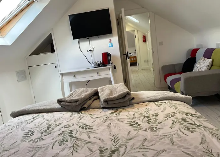 V93c9r0 Stone View Wonderful Spacious Two Bed Attic Private Entrance Private Bathroom With Kitchenette Apartment