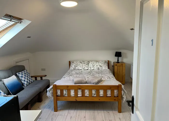 V93c9r0 Stone View Wonderful Spacious Two Bed Attic Private Entrance Private Bathroom With Kitchenette Appartement Killarney